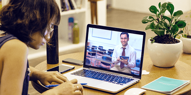 Menina estudando e assistindo a videoaula